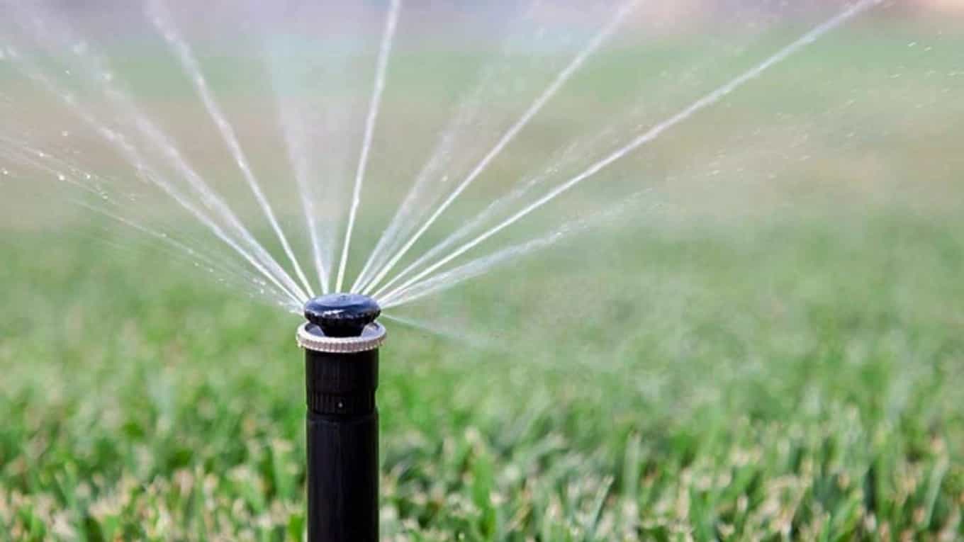كيف تعمل أنظمة الري المطري وما فوائد استخدامها؟